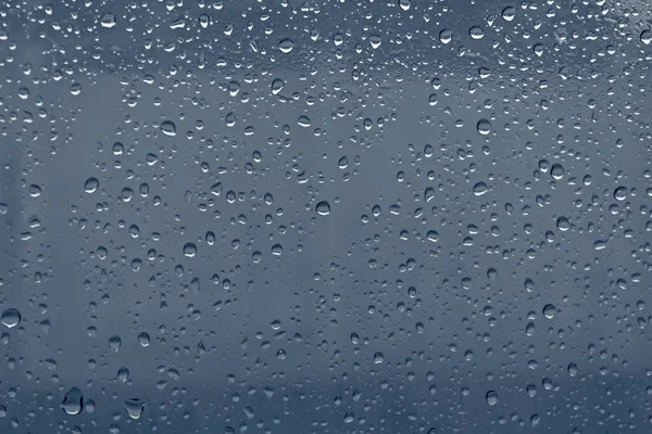 Zbliżenie Kropli Deszczu Niebieskie Szkło — Zdjęcie stockowe