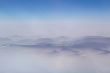İran 'daki bulutlar arasında volkan ve Zagros dağlarının hava manzarası