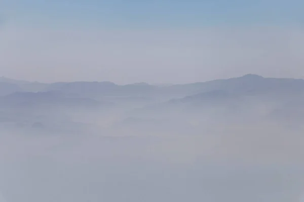 伊朗乌云中Zagros山脉山峰的空中景观 — 图库照片