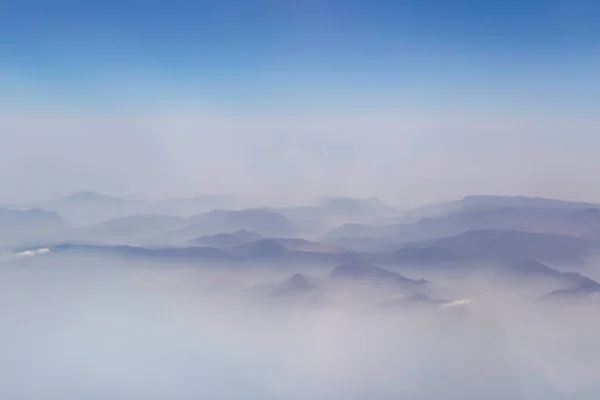 伊朗云中的火山和扎格罗斯山脉的空中景观 — 图库照片