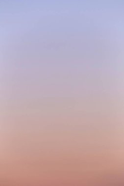 soyut doğal arkaplan: gün doğumunda açık gökyüzünde görünüm