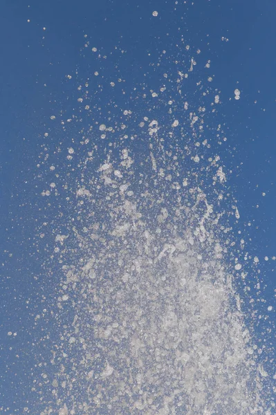 Perto Respingo Água Fonte Contra Céu Azul — Fotografia de Stock