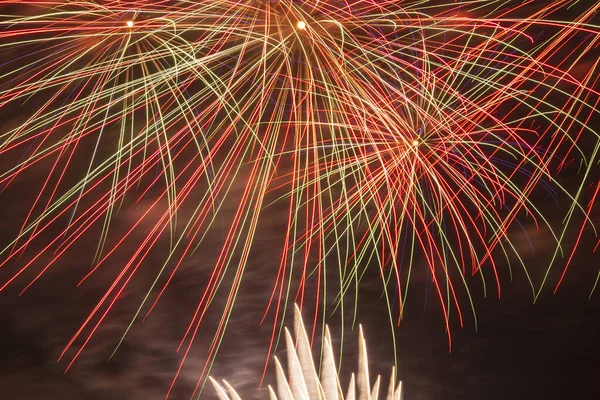 Elvont Nyaralás Háttér Közel Színes Tűzijáték Éjszakai Égen — Stock Fotó