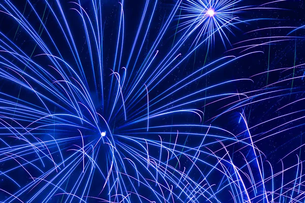 Elvont Nyaralás Háttér Közel Kék Tűzijáték Éjszakai Égen — Stock Fotó