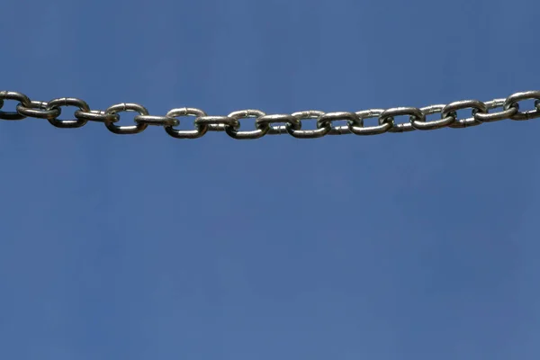 Primer Plano Cadena Metal Colgando Contra Cielo Azul —  Fotos de Stock