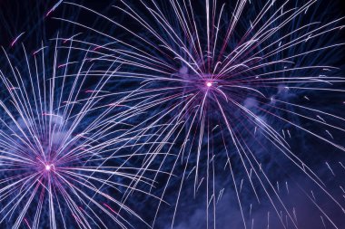 Gece gökyüzünde mor havai fişeklere yakın