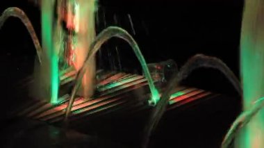 plastik kap içinde ışık gösterisi çeşme