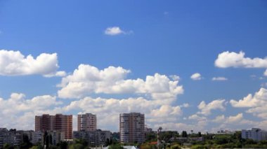 Bulutların üstünde şehrin üzerinde mavi gökyüzü