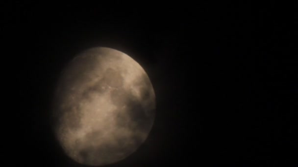 Noche cielo malhumorado ocultar la luna — Vídeos de Stock