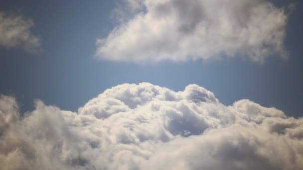 Turbulencia de nubes de cielo azul — Vídeos de Stock