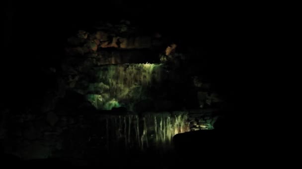 Luces fluyen cascada en las rocas — Vídeo de stock