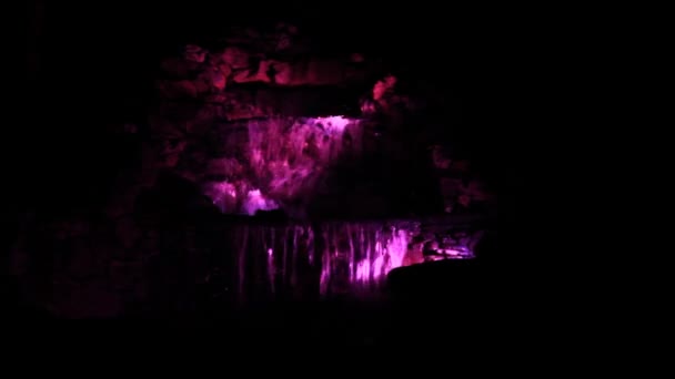 Фіолетовий каскад нічного світлого водоспаду — стокове відео