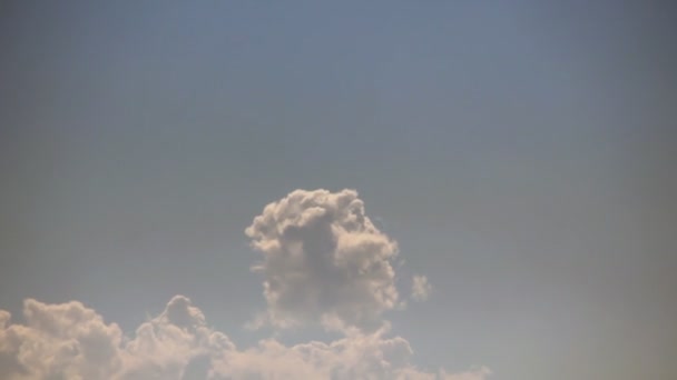Cumulus nafouknout v dešti — Stock video
