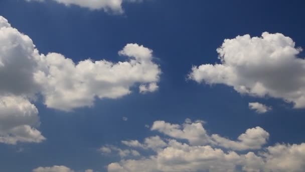 Weiße Wolken fliegen am blauen Himmel — Stockvideo