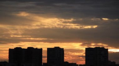 sunrise arka planda bina silhouettes