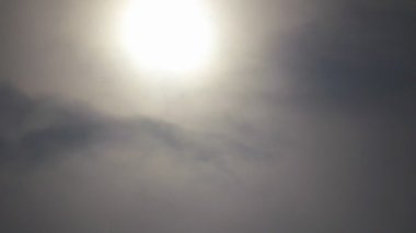 yoğunluk gri duman arkasında güneş