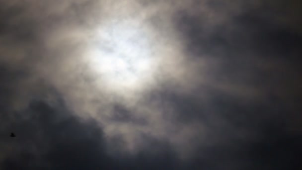 Luce solare dietro smog tossico scuro — Video Stock