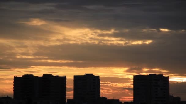 Sunrise arka planda bina silhouettes — Stok video