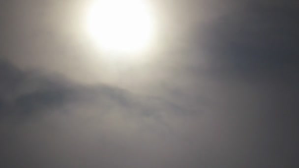 Soleil derrière la densité smog gris 