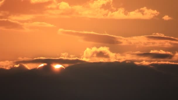 Côté est disque solaire lumineux à travers les nuages nocturnes sombres 