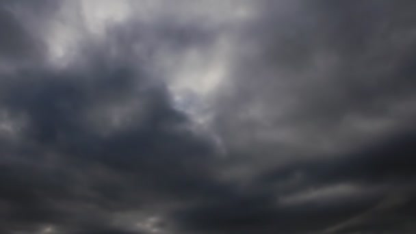 Nubes brumosas oscuras timelapse — Vídeo de stock