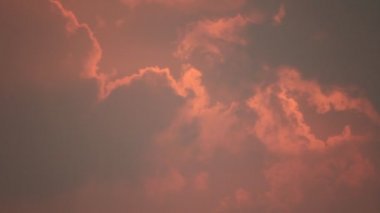 koyu kırmızı ve pembe bulutlar time-lapse