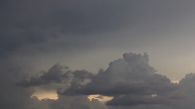 moody gökyüzü timelapse üzerinde gri bulutlar