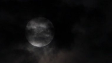 sisli bulutlar gökyüzü üzerinde aracılığıyla moon