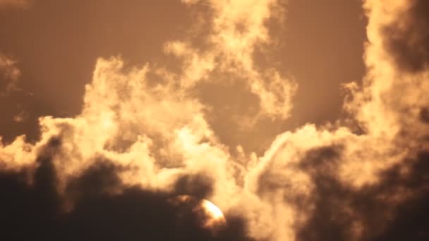 La oscuridad absorbe la luz en el borde de las nubes — Vídeo de stock