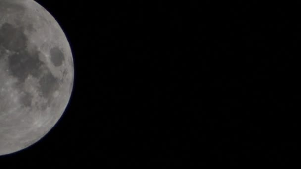 Månen disk förra kvartalet närbild. — Stockvideo