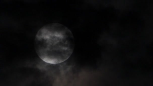 Mond durch neblige Wolken am Himmel — Stockvideo