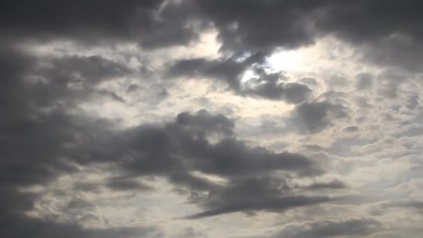 Bulutlu gün batımı — Stok video
