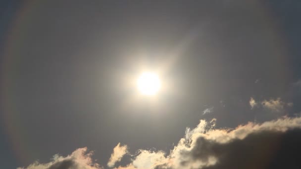 Jasne dysku słońca na niebie time-lapse — Wideo stockowe