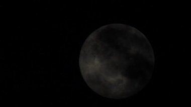 sisli bulutlar gökyüzü üzerinde aracılığıyla moon