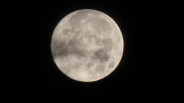 Dolunay üzerinde hafif sisli bulutlar