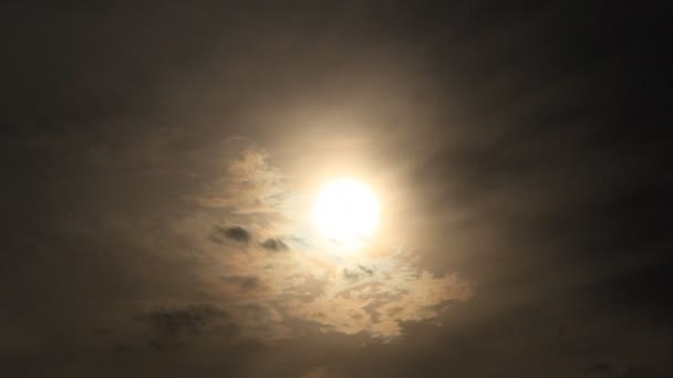 Sol en el cielo oscuro time-lapse — Vídeo de stock