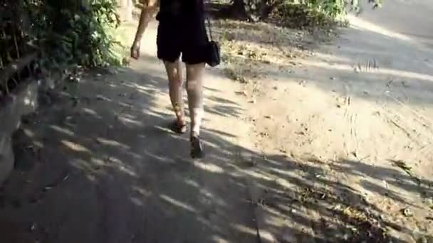 Девушка ходит по улице — стоковое видео