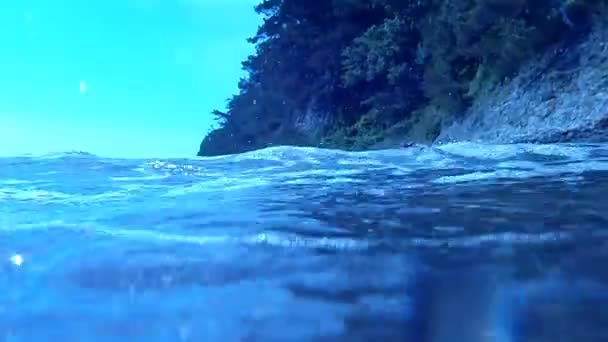 Surfe no mar na costa das colinas pedregosas selvagens — Vídeo de Stock