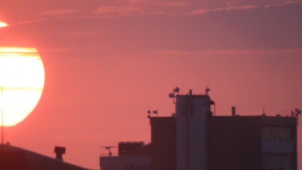 Města při západu slunce obloha timelapse — Stock video