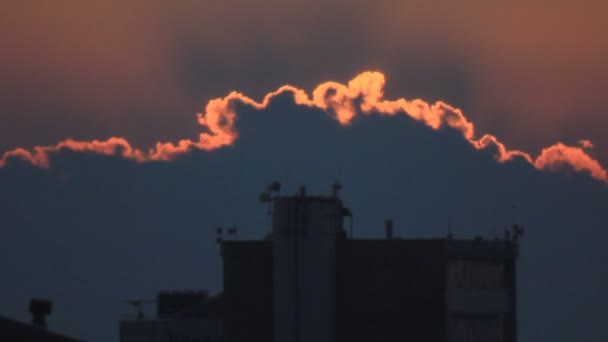 Pôr do sol na silhueta do edifício — Vídeo de Stock