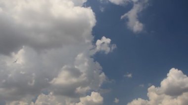 beyaz bulutlar mavi gökyüzüne erime
