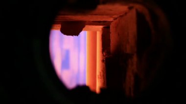 gaz yanma odasından pembe ışıklar