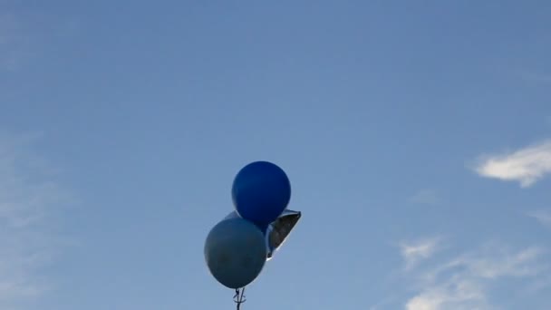 Воздушные шары в солнечных лучах — стоковое видео