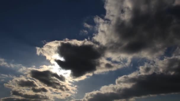 Lumineux zone lumineuse dans les nuages sombres — Video
