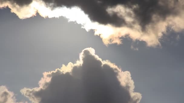 Himlen lyser igenom mörka cumulus moln — Stockvideo