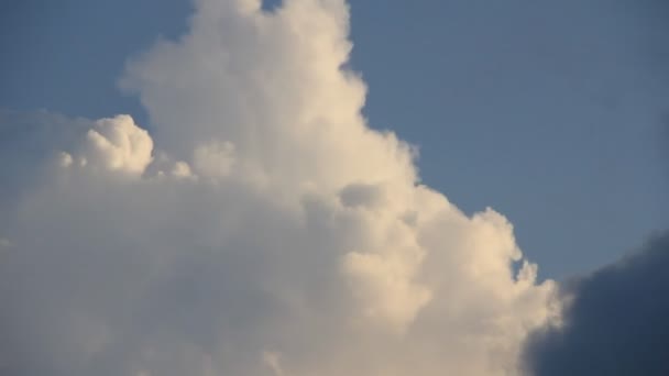 Облако кумуля, трансформирующееся в промежутке времени — стоковое видео