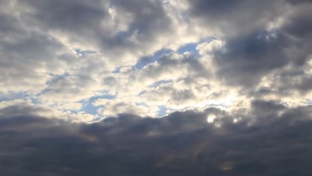 Nubes grises en el timelapse cielo malhumorado — Vídeos de Stock