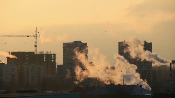 Kran im Hintergrund Morgengrauen Stadt — Stockvideo