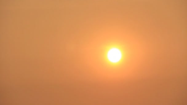 Теплое солнце за облаками — стоковое видео