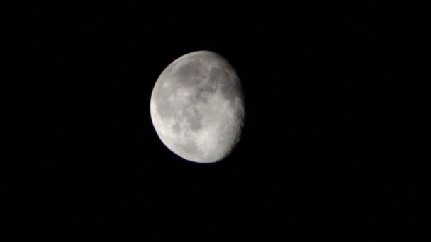 Nuvens de luz desliza no disco da lua — Vídeo de Stock